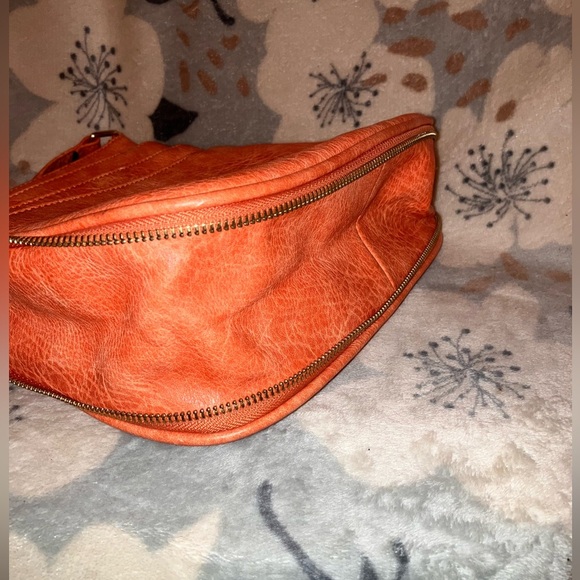 Mia K Expandable Leather Crossbody bag - Picture 9 of 10